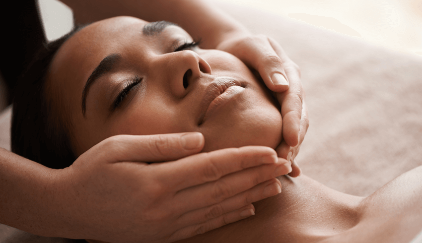 Woman receiving spa facial 
